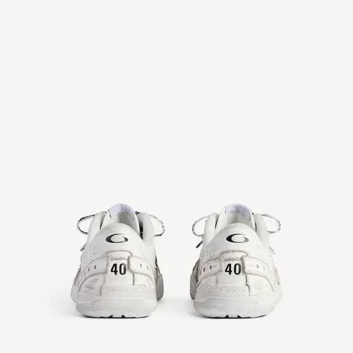 Beyaz renkli, orta derecede eskitilmiş kadın Hamptons sneaker’ı Beyaz renkli, orta derecede eskitilmiş kadın Hamptons sneaker’ı
