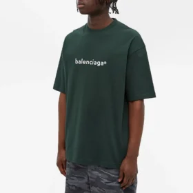 Erkek Balenciaga Alfabe Desenli Yuvarlak Yaka Kazak, Kısa Kollu, Yeşil 612966TIV543011 Erkek Balenciaga Alfabe Desenli Yuvarlak Yaka Kazak, Kısa Kollu, Yeşil 612966TIV543011