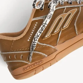 Erkekler için kamel rengi, orta derecede eskitilmiş Hamptons sneaker’ı