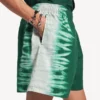 Erkekler için yeşil/beyaz renkli, ekstrem tie-dye desenli rahat kesim şort