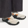 Gri/bej/turuncu/siyah renkli erkek yürüyüş sneaker’ı Gri/bej/turuncu/siyah renkli erkek yürüyüş sneaker’ı