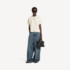 Krem rengi, orta kesim Balenciaga arka desenli kadın tişörtü