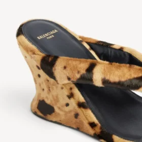 Leopar desenli kadın Gaeta kama topuklu parmak arası sandalet