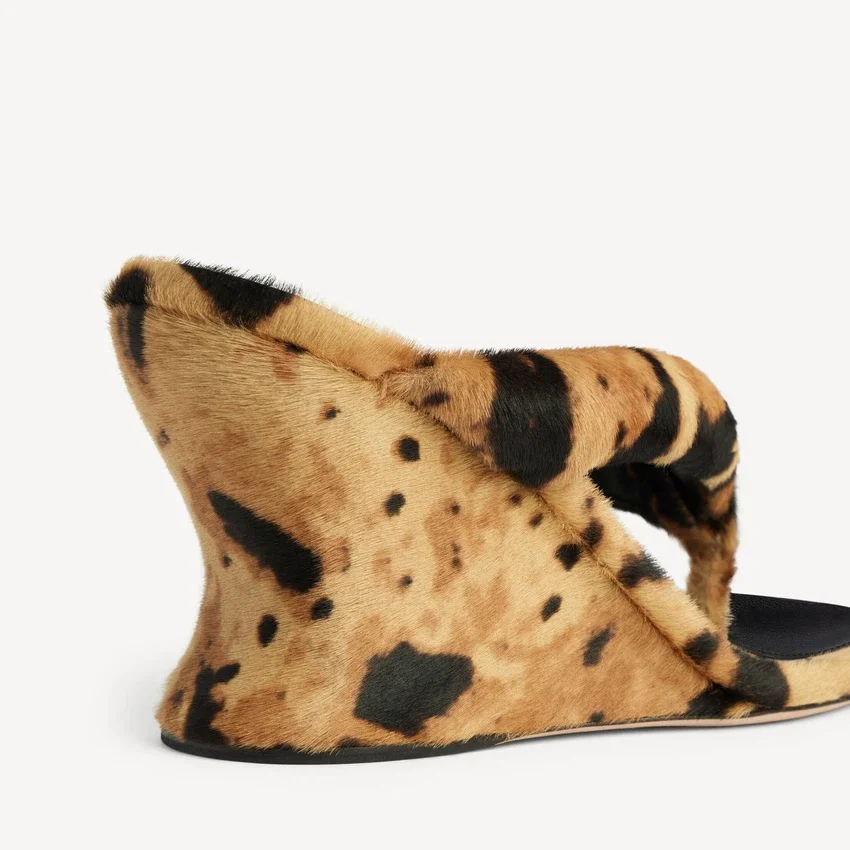 Leopar desenli kadın Gaeta kama topuklu parmak arası sandalet Leopar desenli kadın Gaeta kama topuklu parmak arası sandalet