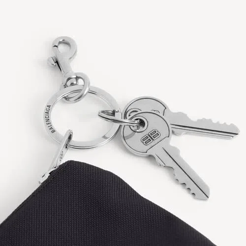 Siyah renkli, fermuarlı erkek charm çantası Siyah renkli, fermuarlı erkek charm çantası